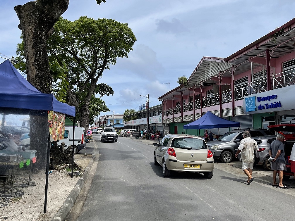 town road french polynesia
